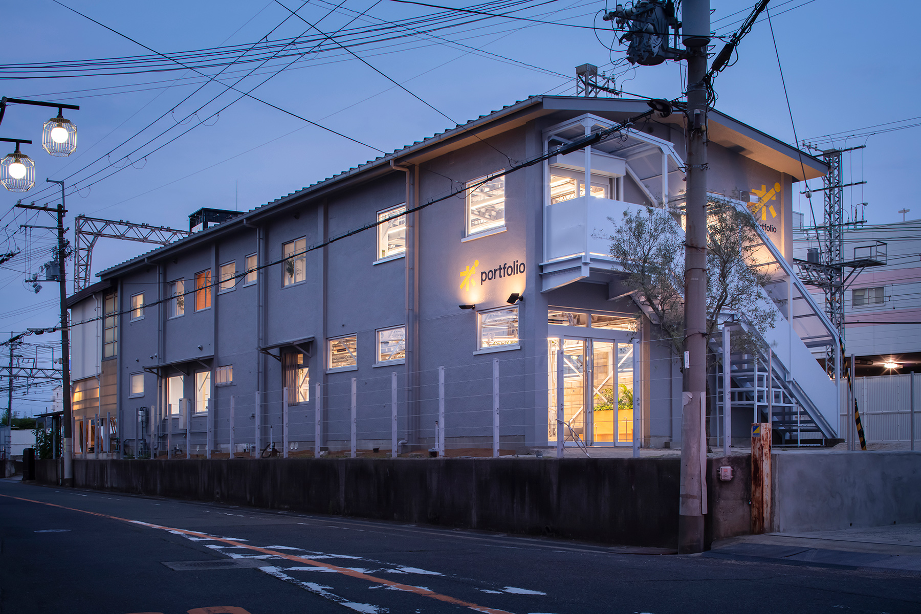倉庫をリノベーションした会場内観